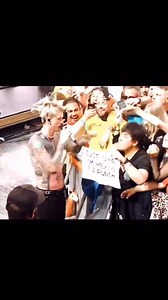 Machine Gun Kelly punched a fan in the face but only because he literally asked for it READ MORE ➡️ https://bit.ly/44ufxNh (Video Credit: Instagram / machinegunkelly) | UPROXX