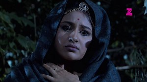 47K views · 71 shares | Eine erschütternde Entdeckung! Khyber ist außer Gefecht gesetzt und Jodha möchte ihm helfen seine Unschuld zu beweisen. Eine neue spannende Folge der #BollySerie „Jodha Akbar“ heute Abend um 19:50 Uhr. | Zee.One | Facebook