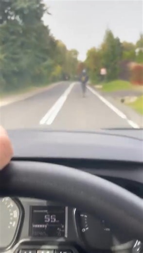 🚨 Niebezpieczna jazda hulajnogą! 🚨 Radny z Kalwarii Zebrzydowskiej opublikował nagranie, na którym widać chłopaka jadącego hulajnogą ulicą z prędkością ok. 60 km/h 😳 Zdaniem radnego Marcina Brózdy taka jazda to ogromne zagrożenie — zarówno dla samego dziecka, jak i dla innych uczestników ruchu. 👉 „Chciałbym przestrzec rodziców, że taka prędkość może doprowadzić do tragedii” – podkreśla. W ostatnim czasie coraz częściej słyszymy o groźnych wypadkach z udziałem dzieci na hulajnogach ⚠️ Co o ty