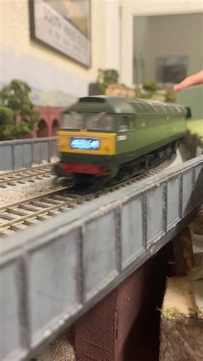 Class 47 thrashes past Pennard