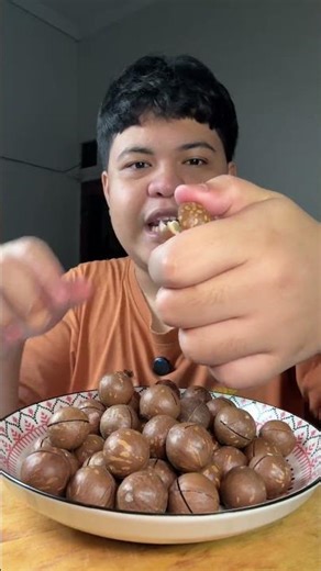 Makan kacang macadamia yang butuh 7 sampai 10 tahun untuk berbuah