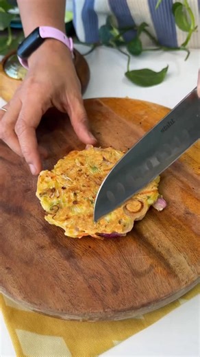 🥗 Vegetable Pancakes ! Is it more like Korean veggie pancake or Chillas ? 📋 💪 340 Calories , 24 g Protein , 6 g Fiber ✅ High Protein , Moderate calories & balanced meal This is 2 Serves 60 g Besan 30 g Rice Flour 200 g veggies (cabbage, carrots, spring onions, onion) 1 Green Chilli 2 to 3 tbsp Coriander Salt, pepper & chilli flakes 1 tsp Oil 🌟 Vishesh Tippani - Leave the veggies with salt to extract the natural juices - Add besan & rice flour just enough to bind the veggies - Add water only 