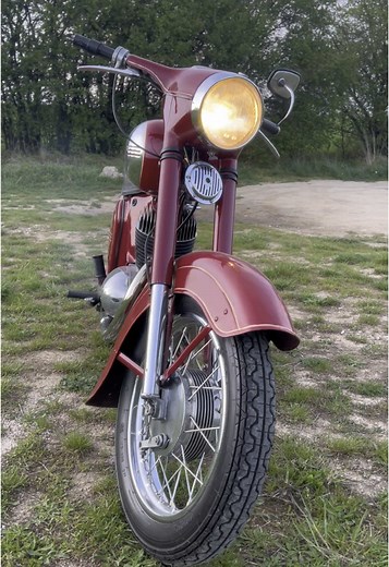 Exploring the Jawa 250/559: A Retro Motorcycle Journey