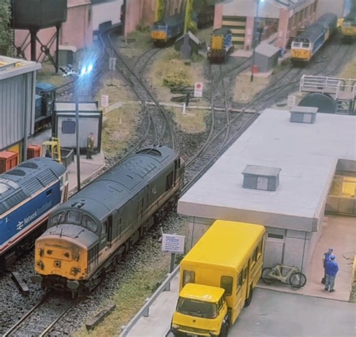 A class 37 shunts around Daisy Lane TMD before entering the maintenance shed. #modelrailway #modelrailwaysuk #modelrail #modeltrains #modelrailways #scalemodel #scalemodelling #railwaymodelling #modelrailwayscene #modernimage #railway #daisylanetmd | Daisy Lane TMD