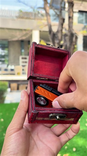 Diseñado para reparación de automóviles, minería, emergencias... para que los ingenieros puedan liberar sus manos en cualquier momento #flashlight #ledlights #strongflashlight #miniflashlight #magnet #waterproofing #light #tiktokshop #husband #mademebuyit #dealsforyoudays #fyp