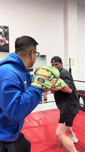 Quick pad work combo. #boxing #boxingtraining #boxingworkout #padworktraining #2026short #2026