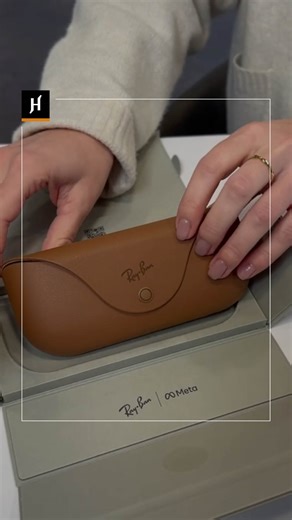 JohnHill Optik on Instagram: "📦👓 Das Erlebnis beginnt schon beim Auspacken. Die RAY-BAN META ist eine dieser Brillen, bei denen schon das Unboxing Spaß macht. Case öffnen, Brille rausnehmen, aufsetzen. Kurz mit der App verbinden und plötzlich eröffnet sich eine ganz neue Art, Dinge zu erleben. Fotos, Videos, Musik. Alles direkt aus Deinem Blickwinkel. #JohnHill #Gera #JohnHillMoments #JohnHillOptik #RayBanMeta #MetaGlasses"