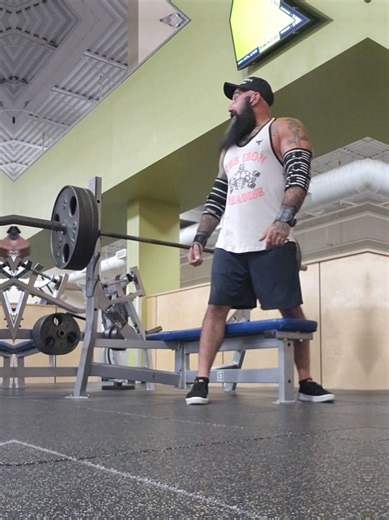 9 years sober .. 9 years in on my fineness journey. Never in my wildest dreams would i have thought i could bench press 315lbs. I used to watch the big doggs press 315lbs like it was no problem and say to myself. I want to lift that kinda weight once in my life.. 9 years later !! But here I am . Its an amazing feeling to set a goal and actually accomplish it . When i was drinking and using the only goal in life was to get as messed up as possible . Today i look at goals in the long term and know