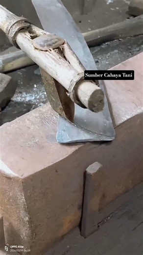 cutting steel in the traditional way using a saw #blacksmith #metalworking #sharps #viralshorts #fyp