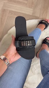 Wie oh wie maken wij binnen NU && 30 minuten blij met deze slippers van GUESS ?? 🤍 DUIMPJE OMHOOG = IK DOE MEE !! 👍🏼👍🏼 Je shopt deze nieuwste slippers van Guess nu online via https://www.mtkfashion.nl/brands/guess/ 💌 Of in onze winkel Dorpsstraat 63 Renkum 🛍️ | MTK Fashion
