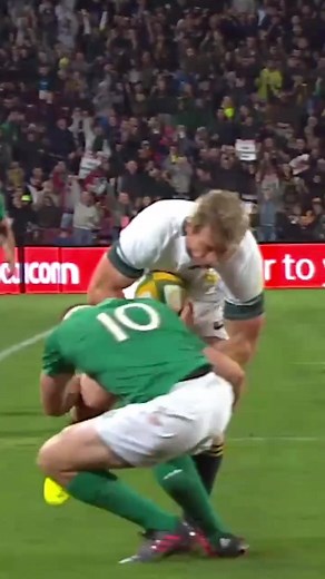 💪🏽Get out of the way, a charged up wing is heading for the tryline. A Man of the Match performance by Ruan Combrinck on debut against Ireland in 2016. #StrongerTogether #StrongerForever #CastleOutgoingTour #IREvRSA #Springboks