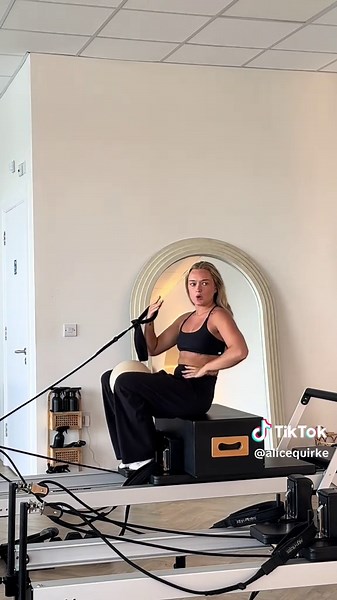 Oblique month had us on 🔥 Spicy short box finisher for those obliques. The whole body working in this @BONDI I REFORMER Pilates #pilatesinstructor #pilates #reformerpilates #belfastpilates #bondipilatesbelfast #corecontrol #obliques