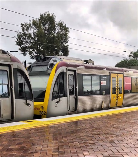Helensvale Station Platform 2 SMU 282 And SMU 296 Series 260 Travelling To Banoon Station