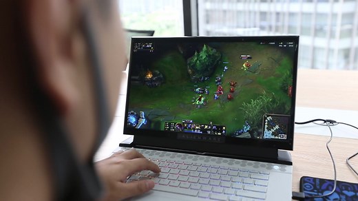 开箱ALIENWARE外星人最新款15M-5725W，来看看都有啥？