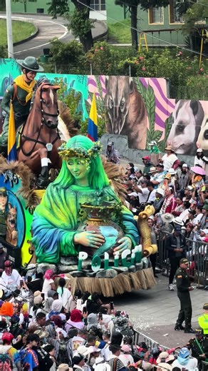 #Pasto Inician los carnavales en nuestra ciudad de Pasto, puesta en escena la carroza de la Policía Nacional