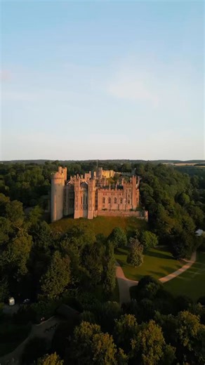 🏰Arundel Castle stands as one of England’s most magnificent and well-preserved medieval castles. Located in West Sussex and overlooking the River Arun, this historic fortress was originally established in 1067 by Roger de Montgomery, a close ally of William the Conqueror. 🌈For nearly a thousand years, Arundel Castle has been the ancestral home of the Dukes of Norfolk, playing a significant role in British heritage. Its impressive Norman keep, elegant Victorian interiors, and beautifully landsc