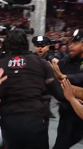 これがOTCの破壊力…！ あのNYPDさえも吹き飛ばすスピアー炸裂😳🔥#wwe #wweraw #WWECrownJewel #WWESuperShowJapan #wwejapan