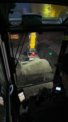 The view from inside the cab loading the trucks #rototilt #rototiltr5 #rototilt⚫️🔴 #rototiltbenelux #rototiltrc5 #rototiltrc4 #paape_bv #dutch_machine_operator #dutch #dutchmachineoperator #dutchstyle #dutchstyle🇳🇱 #volvo_smt #volvoewr150e #excavator #lekkerrommelen #dutch #asmr Rototilt Rototilt Benelux Rototilt France Rototilt Germany Peetoom Winkel Dutchmachineoperator Swedigger Dggi.driver MikeSpaansen Paape BV Leica Geosystems Leica Geosystems Machine Control NL SMT Netherlands Volvo Con