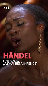 Wut und Verzweiflung glitzern hier in Jeanine De Biques Augen ✨Händels Deidamia ist nämlich unsterblich in Achilles verliebt, der - so prophezeit es das Orakel - bald im Trojanischen Krieg fallen wird. Deidamias rasende Emotionen setzte Händel in der Arie "M‘hai resa infelice" mit abwechselnd langsamen und - ihr hört es hier - sehr schnellen, kraftvollen Passagen um. 🎻 Mit De Bique spielte das Ensemble Concerto Köln beim Bayreuther Baroque Opera Festival 2022. #barock #händel #arie #sopran #bay