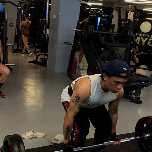 Papi.Dexcarl on Instagram: "New PR 110kg 💪 Just posting training clips for now, phone’s dead lol 😅 Been chasing PRs nonstop and my body’s feeling it. Easing up this week and focusing on recovery."