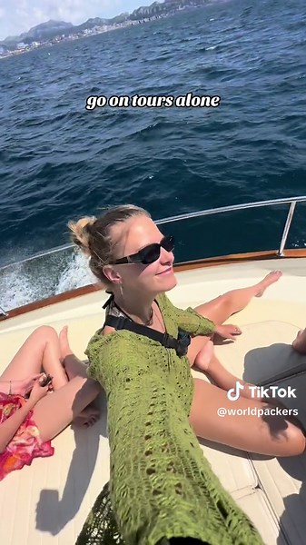 HOW I MADE TRAVEL FRIENDS 🌎🫶🏼 Not sure how to make friends as a traveler? These are some of the ways I met great people, turned friends Gym friends: or any other hobby, class or even you’d go to can do. Just ask them like we all did in kindergarden. Most will feel flattered so although it can feel daunting it is worth the risk! Friends of friends: Such an easy way to expand your circle once you’ve taken that initial step to make one. Chances are your friend likes the same people you do. Faceb