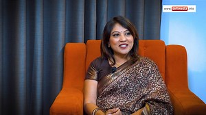 People : Anishta Babooram raconte ses débuts modestes Le nouveau numéro du magazine People de ce dimanche 14 septembre est consacré à Anishta Babooram, Junior Minister à la Santé. La députée travailliste de la circonscription n°11 (Vieux-Grand-Port/Rose-Belle) raconte avoir perdu son père à l’âge de 10 ans. Sa maman l’a élevée, elle et son frère, avec courage et détermination. Sa scolarité au collège Lorette de Mahébourg a contribué à forger sa personnalité. Sa rectrice lui avait un jour confié 