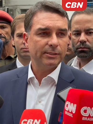 POLÍTICA I O senador e pré-candidato à Presidência, Flávio Bolsonaro, afirmou nesta sexta-feira (15), no Rio, que não cometeu irregularidades ao buscar recursos com o banqueiro Daniel Vorcaro para financiar um filme sobre o ex-presidente Jair Bolsonaro e disse que não tinha “nada de errado” pra justificar a aliados ou a qualquer outra pessoa. A declaração foi dada no Quartel-General da Polícia Militar do Rio, onde Flávio participou da entrega de equipamentos financiados por emendas parlamentares