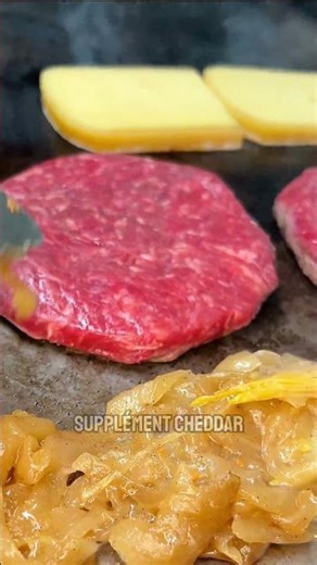 On a reçu une commande d’un burger énorme 😳🍔