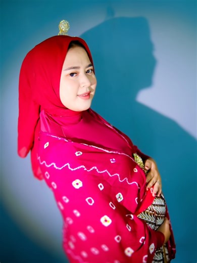 foto hamil dengan balutan busana adat jawa ig @apta.co wa 085227274045 📍Kesesi Pekalongan #studiofotokajen #studiofotosragi #studiofotopekalongan #studiofotobojong #fotohamil