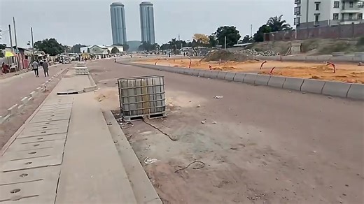 🇨🇬Brazzaville : la cité moderne de Mpila poursuit sa métamorphose, les grandes routes prennent forme et mettent encore en valeur les majestueuses Tours jumelles Le quartier de Mpila, à Brazzaville, continue de se transformer à un rythme soutenu. Les travaux d’aménagement engagés depuis plusieurs mois commencent à donner une nouvelle allure à cette zone stratégique de la capitale. Partout, les engins s’activent, les chaussées se dessinent, et les infrastructures routières prennent forme. Sous l