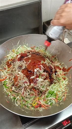 Recipe for making spring rolls🤤 #recipe #springroll #fastfood #indianfood #shorts #shot