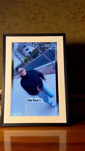 Perfect gift for your wife 😂❤️ #giftguide #couples #digitalphotoframe