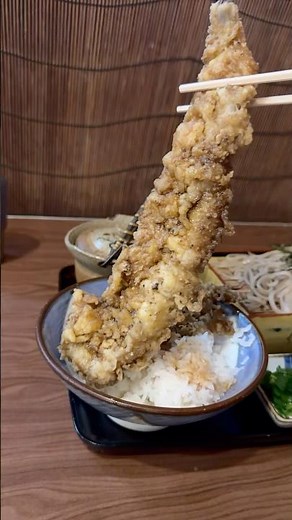 1000円でこの巨大アナゴ天丼とそばのセットは昭和の価格や！しかも美味い！さくさくだしそばもうまい！ #浜松 #アナゴ #天ぷら #浜松グルメ