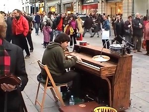 1.5M views · 332 reactions | Ce pianiste de rue fait preuve d’une incroyable dextérité dans les rues de Barcelone ! | Music Covers & Creations | Facebook