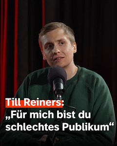 Wer sich bei einer Show von Stand-up-Comedian Till Reiners in die erste Reihe setzt, dann aber nie lacht – ja, der muss schon mal damit rechnen, darauf angesprochen zu werden. 😉 | SWR