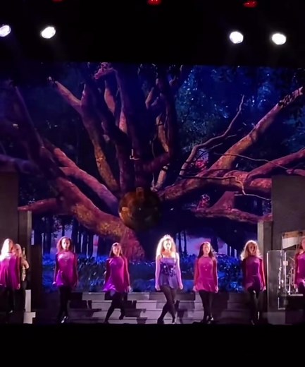 A few audience videos from my most recent shows with Riverdance in Mexico this past June! This is a dance we call “Heavy Countess”, and it’s probably my favorite one to perform 💕 #irishdance #riverdance