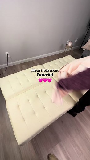 Heart blanket tutorial is here 🥹🫶🏻 #valentinesday #heartblanket #valentines