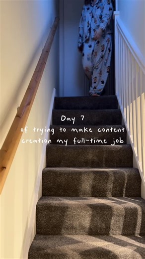 Susy | Mum | UGC UK 🇬🇧 on Instagram: "If you’re new here, hi 👋 I’m an Italian mum navigating motherhood after IVF, living with ADHD, raising a bilingual toddler, two sausage dogs, and a very full brain 🤍 This account is a mix of honest motherhood, real life chaos, content creation, and figuring things out as I go. Some days it’s swimming lessons, laundry piles, and dogs that need a wee in the rain 🌧️🐶 Other days it’s finally sitting down, switching off, and playing a bit of gaming 🎮 No pe