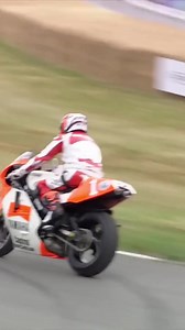For those that missed it yesterday, here is Wayne Rainey riding his 1992 Yamaha again up the Goodwood hill with Kenny Roberts ❤️ Goosebumps. 🎥 Goodwood FOS | Crash Net Motogp