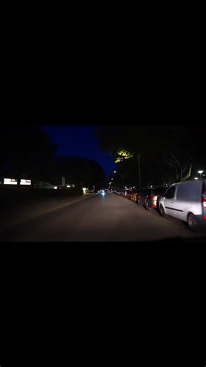 Eine Runde durchs Viertel zum Abschalten Manchmal reicht eine kleine Fahrt, um zu merken, wie vertraut dieses Viertel geworden ist. Kiez im Visier, unser Viertelreporter, hat am Abend eine Fahrt durchs Märkische Viertel festgehalten, aufgenommen im Dunkeln. #MärkischesViertel #Reinickendorf #Berlin #Abendstimmung #Viertelreporter | Märkisches Viertel