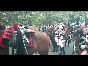 la Garde Républicaine complète à cheval : attente et préparatifs avant un défilé