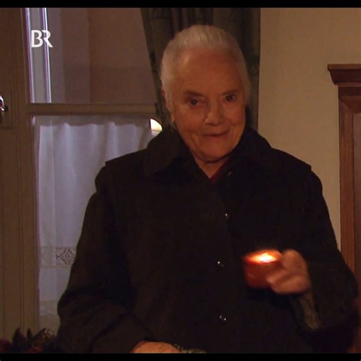 "In der Heiligen Nacht wacht ein Stern 🌟 über uns Menschen ..." Nehmen wir uns Uris Worte zu Herzen und werden wir zu einer großen Familie! Frohe Weihnachten und viele große und kleine Wunder! | Dahoam is Dahoam