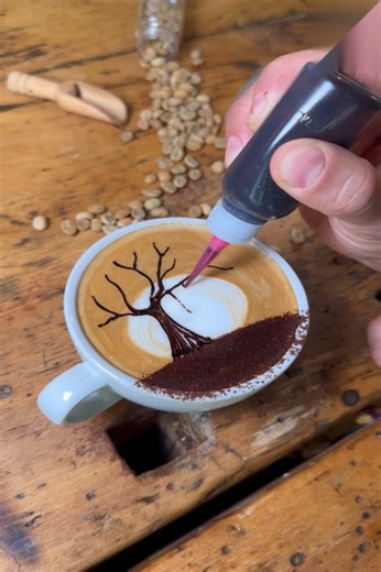 Latte Art d'un arbre nu sous une lune de café