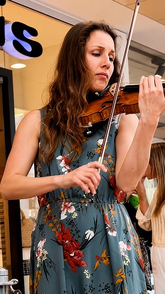 I met a violin virtuoso at a shopping mall
