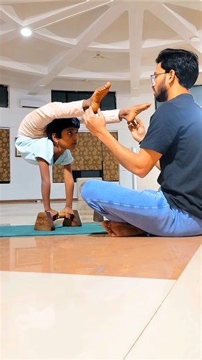 🤸HOW TO DO hand balance prectice beginners 💥#shorts #foryou #yoga #youtubeshorts #ashortaday