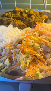 HOW I LOSE FAT, BUILD MUSCLE & STILL EAT A LOT. People think weight loss means tiny portions. Truth: it’s about calorie density protein balance. 🥗 My Daily Power Plate (~900 kcal) • 300 g salad – cabbage carrot onion → Only ~60 kcal but massive volume & fibre • 300 g chicken curry (low oil) → 550–600 kcal | High protein | High satiety • 150 g rice → ~200 kcal | Clean energy • 100 g dal → 150–200 kcal | Fibre plant protein Total plate = ~900 kcal ⸻ Why this works 👇 ✔ Big portions → no hunger ✔ 