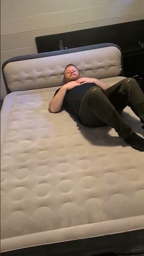 Intex Dura-Beam Deluxe Ultra Plush Air Mattress with Headboard Review #intex #airmattress