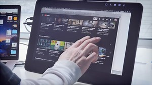 インダストリアルデザイナーがカスタムWacomCintiqProスタンドの作り方を実演