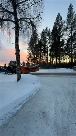 Simon Nygren on Instagram: "År 2025 har passerat och mycke har hänt. Roliga jobb å mycke jobb. Grejer som gått sönder å grejer som modifierats. Endel nya följare vilket är roligt. Hoppas på många fler. Nu ser vi fram emot vad 2026 har att erbjuda. #minvaltra #2025 #2026 @maskinkanalen @stms_media @hardworkingmachines @traktorpower"