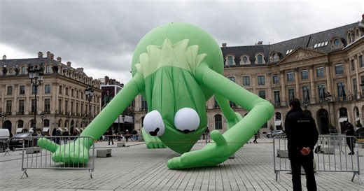 Pourquoi une version géante gonflable de Kermit la grenouille a été installée sur la place Vendôme